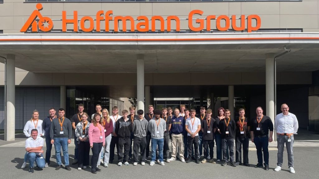 Gruppenbild vor Firmengebäude 