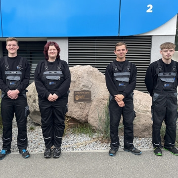 Auszubildende vor Firmengebäude