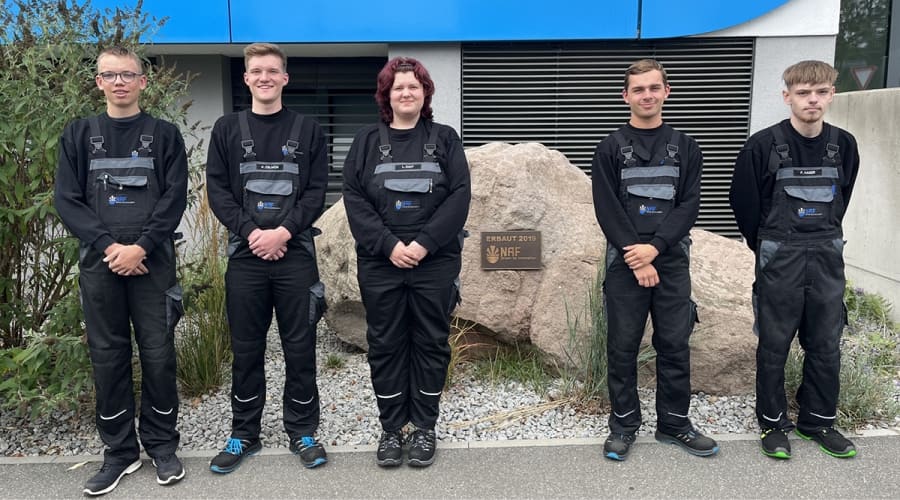 Auszubildende vor Firmengebäude